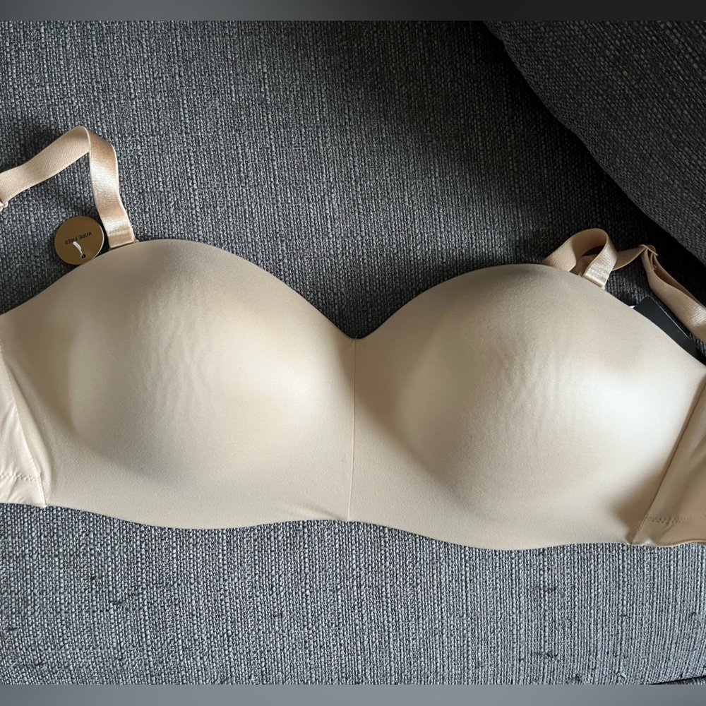36dd wire free strapless nude wacoal bra! Never worn with tags.